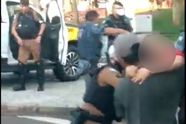 Vídeo mostra agressão de PM a homem com criança de colo após clássico revolta internautas