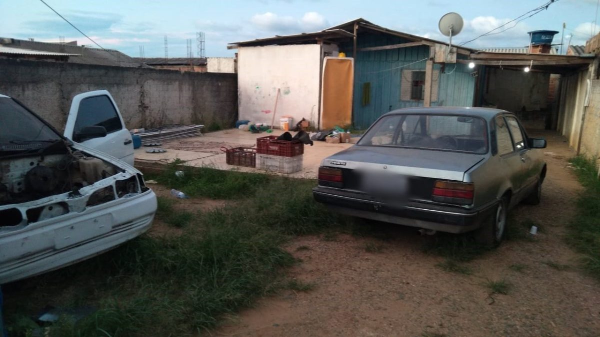Veículos roubados são encontrados em processo de desmanche em Araucária