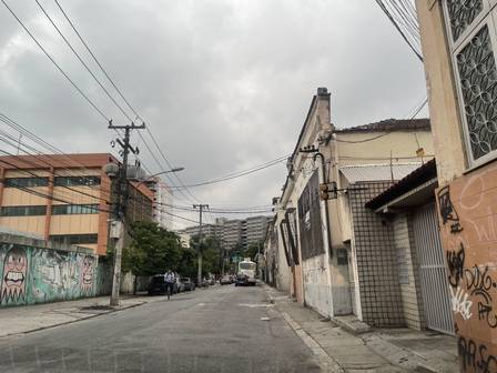 Rua Felipe Camarão, em Vila Isabel: ondulações e falta de sinalização horizontal