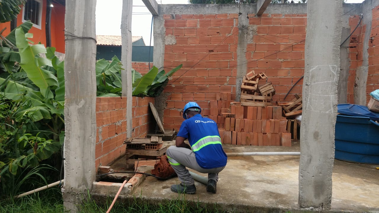 Inea e Polícia Civil desmontam ligação clandestina de água no Guriri, em Cabo Frio