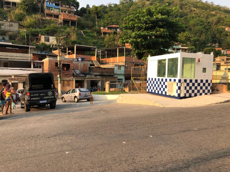 Cabines foram instaladas em Niterói para garantir obras em comunidades 