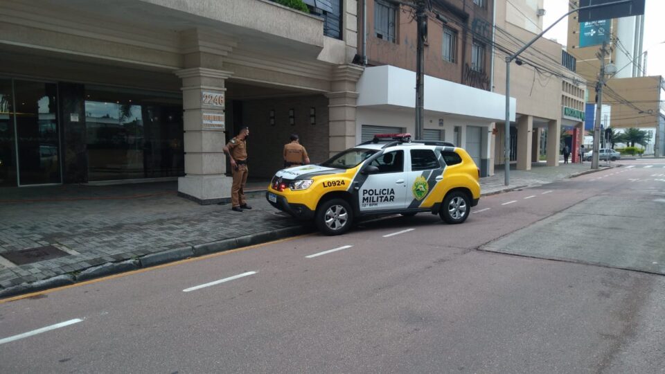 Homem morre com facada no coração e cai em calçada de famosa avenida de Curitiba 