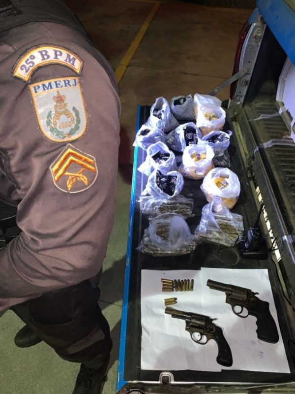 PM apreende armas, munições e drogas no Morro da Coca-Cola, em Arraial do Cabo