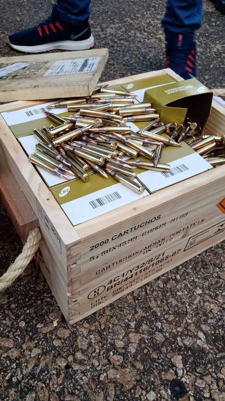 Caixa com milhares de peças de munição apreendidas com o casal em Goiás