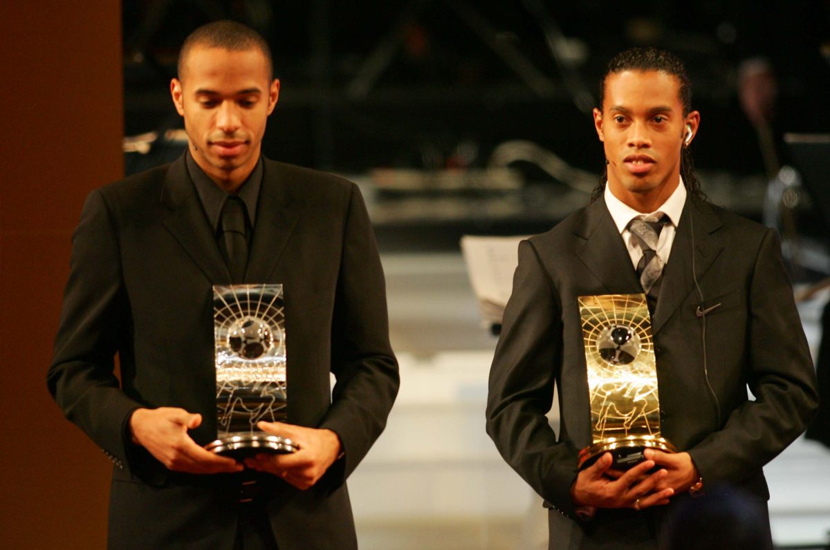 Ronaldinho Gaúcho com o prêmio de melhor da Fifa de 2004; Thierry Henry terminou em segundo