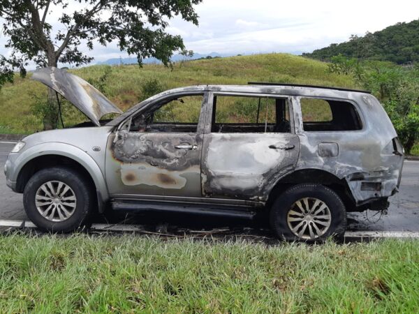 Veículo se incendeia na Dutra, próximo a Volta Redonda