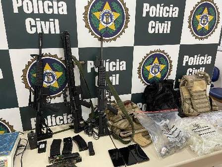 Material apreendido pela Polícia Civil em operação em Duque de Caxias