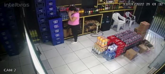 Vídeo: criminosos rendem grávida de oito meses durante assalto em distribuidora no Hauer