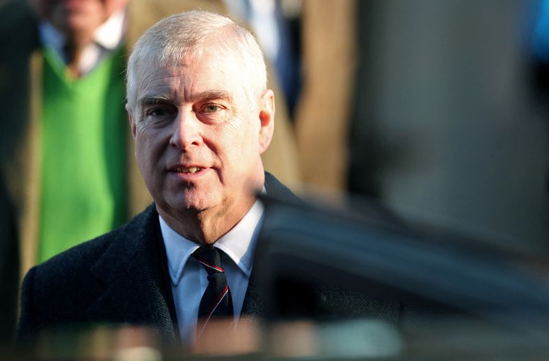 Príncipe Andrew renuncia a funções reais britânicas e filiações militares