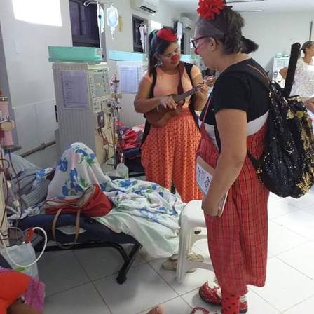 Trupe palhaços sem porteira em visita a hospital antes da pandemia