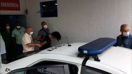 Mãe que matou dois filhos em Guapimirim é levada de hospital pela polícia