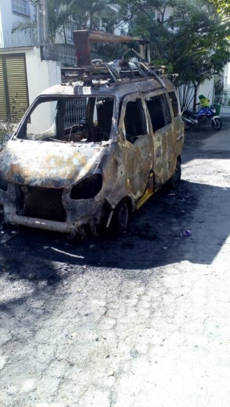 Com as chamas, o veículo ficou completamente destruído. - Imagens: Tiano da Vila