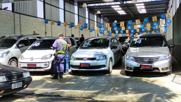 Ordem Pública orienta agências de veículos sobre estacionamento irregular e ocupação de calçadas Ordem Pública orienta agências de veículos sobre estacionamento irregular e ocupação de calçadas