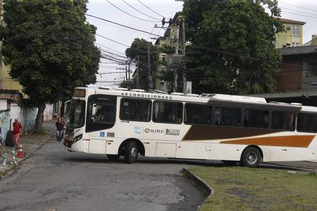 Ônibus foi usado como barricadas por criminosos na Cidade Alta