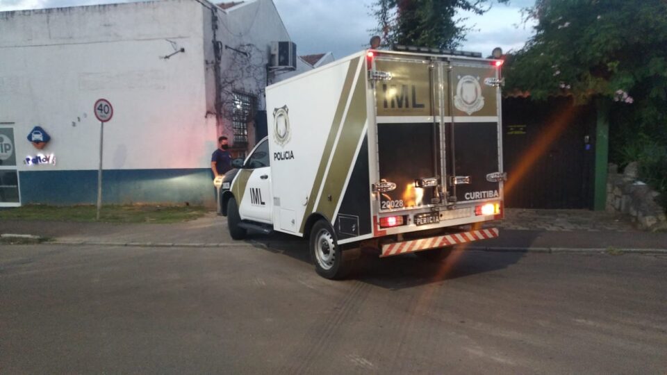 Corpo de mulher é encontrado em porta-malas um dia depois de carro ser guinchado em Curitiba