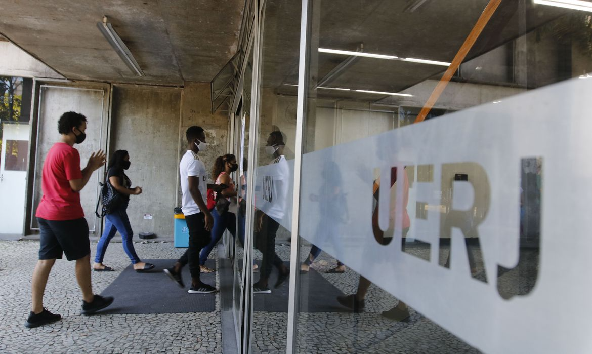 Uerj reajusta auxílio para servidores responsáveis por pessoas com  deficiência | Rádio BandNews Rio de Janeiro FM