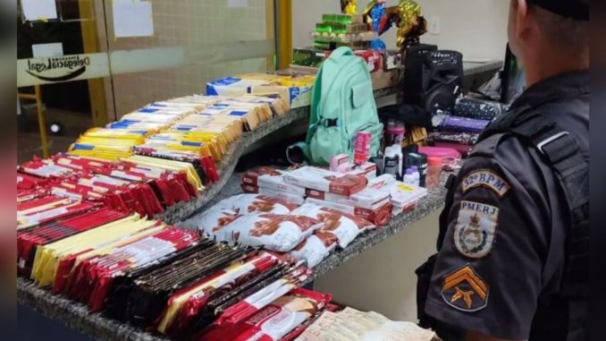 CASAL É PRESO FURTANDO CHOCOLATES EM CASIMIRO DE ABREU CASAL É PRESO FURTANDO CHOCOLATES EM CASIMIRO DE ABREU