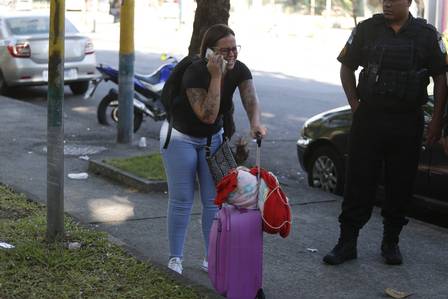 Alessandra tentava falar com o marido, Carlos Alexandre, que foi morto com um tiro na cabeça na Praça Carlos Paolera, na Tijuca
