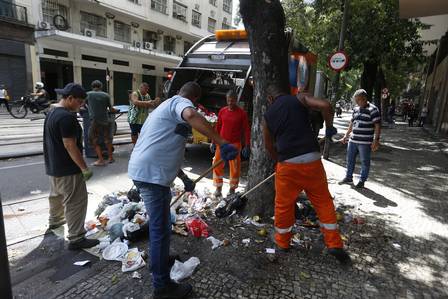 Greve dos garis continua no Rio; categoria rejeita acordo e decide seguir com a paralisação