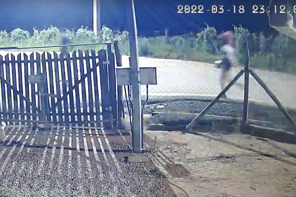 Câmera flagra suspeitos fugindo após tentativa de assalto contra motorista de aplicativo Câmera flagra suspeitos fugindo após tentativa de assalto contra motorista de aplicativo