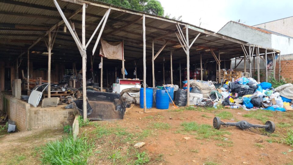 Barracão usado para armazenar peças de carros furtadas é descoberto Barracão usado para armazenar peças de carros furtadas é descoberto