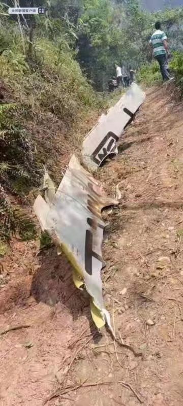 Destroços de uma aeronave registrados na região da queda pela tv estatal chinesa — Foto: CGTN