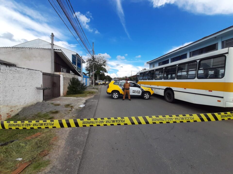 Suspeitos recebem PM a tiros e dois morrem em casa Suspeitos recebem PM a tiros e dois morrem em casa