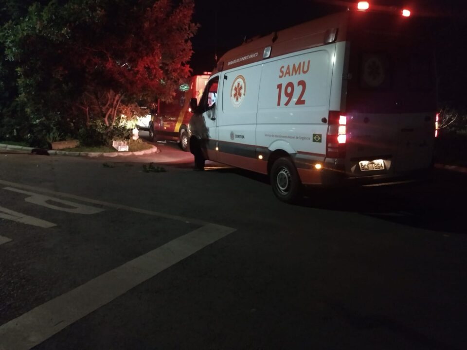 Pedestre é agredido na cabeça e encaminhado ao hospital com risco de morte em Curitiba Pedestre é agredido na cabeça e encaminhado ao hospital com risco de morte em Curitiba