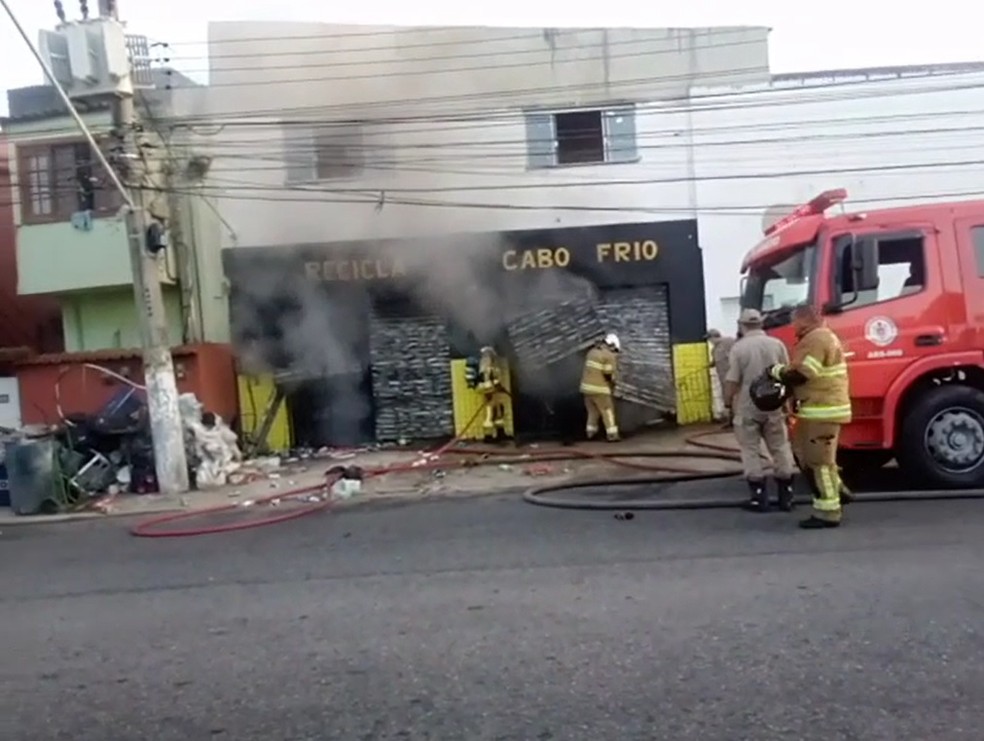 Depósito pegou fogo na manhã desta quarta-feira (16) em Cabo Frio, no RJ — Foto: Redes sociais