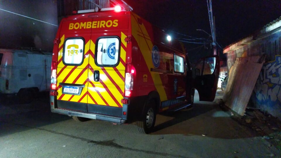 Mulher que teria sido agredida ataca marido com faca e ambos vão parar no hospital em Curitiba Mulher que teria sido agredida ataca marido com faca e ambos vão parar no hospital em Curitiba