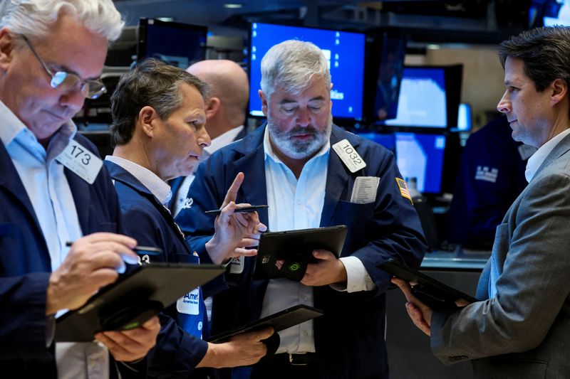 Wall Street cai em sessão conturbada após EUA proibirem importações de petróleo russo