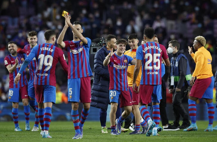 Barcelona bate Galatasaray de virada e vai às quartas de final da Liga Europa
