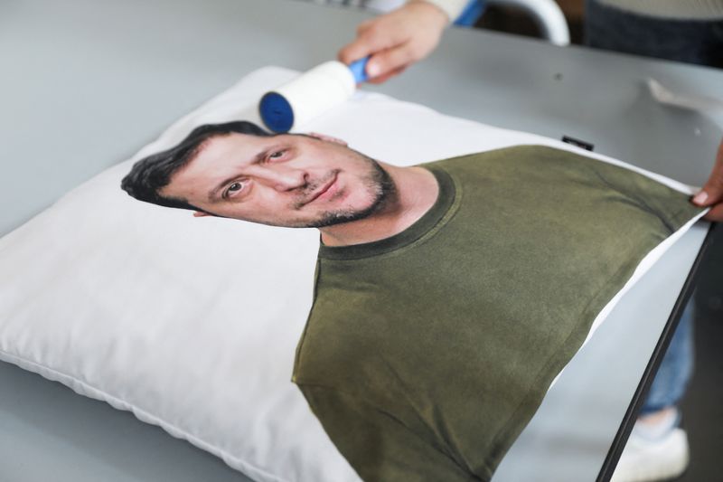 Designer tcheco faz “almofadas Zelenskiy” para ajudar a Ucrânia
