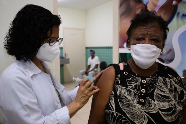Em Volta Redonda, mais de 8 mil idosos já receberam a 4ª dose contra Covid-19 Em Volta Redonda, mais de 8 mil idosos já receberam a 4ª dose contra Covid-19