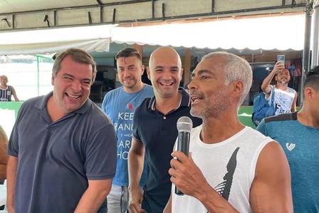 Moradores da Maré ganham novo campo de futebol; inauguração teve o craque Romário