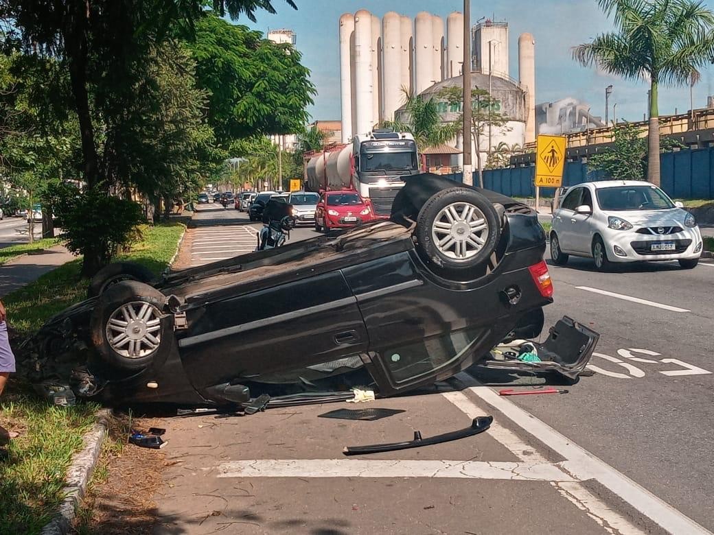 Carro capota e deixa duas pessoas feridas na Vila Santa Cecília, em Volta Redonda