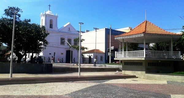 Pessoa toma banho na Praça Porto Rocha, a poucos metros do “Mutirão da Cidadania”
