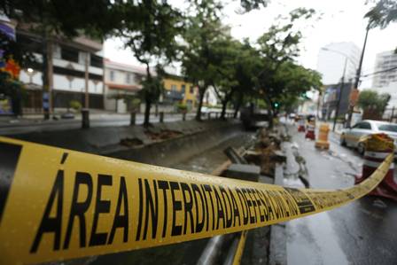 Trecho da Avenida Maracanã é interditado, na Tijuca, Zona Norte do Rio, após temporal. Guarda-corpo é destruído