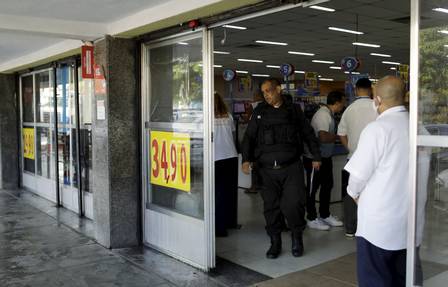 Policiais no Supermercado Inter de Inhaúma saqueado nesse sábado. No dia seguinte o supermercado já estava funcionando