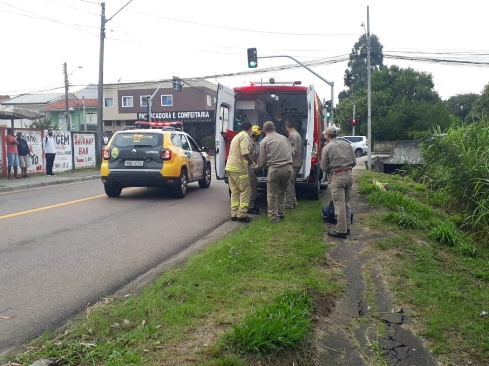Trio faz arrastão em ponto de ônibus e dois são baleados após tentar assaltar policial em Curitiba
