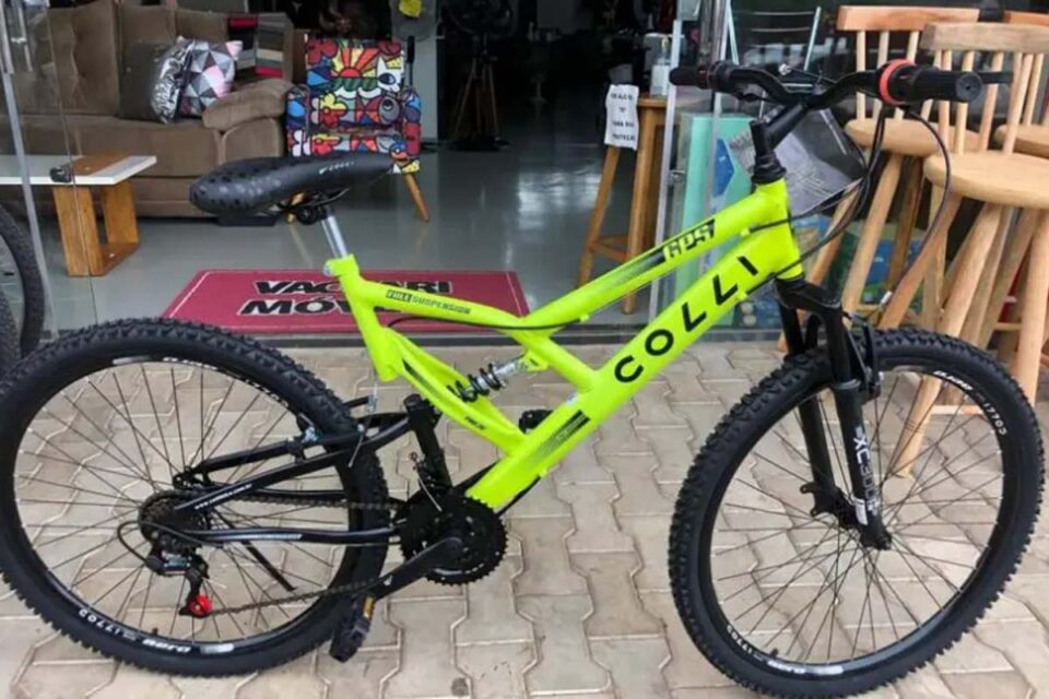 Dupla tenta fugir com bicicleta furtada, mas é presa após veículo ficar sem gasolina