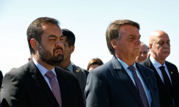 Bolsonaro e Claudio Castro visitam áreas afetadas por chuva em Angra dos Reis Bolsonaro e Claudio Castro visitam áreas afetadas por chuva em Angra dos Reis