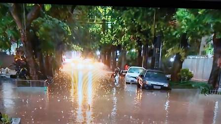 Rua Dona Delfina, na Tijuca, alagada com o temporal no Rio
