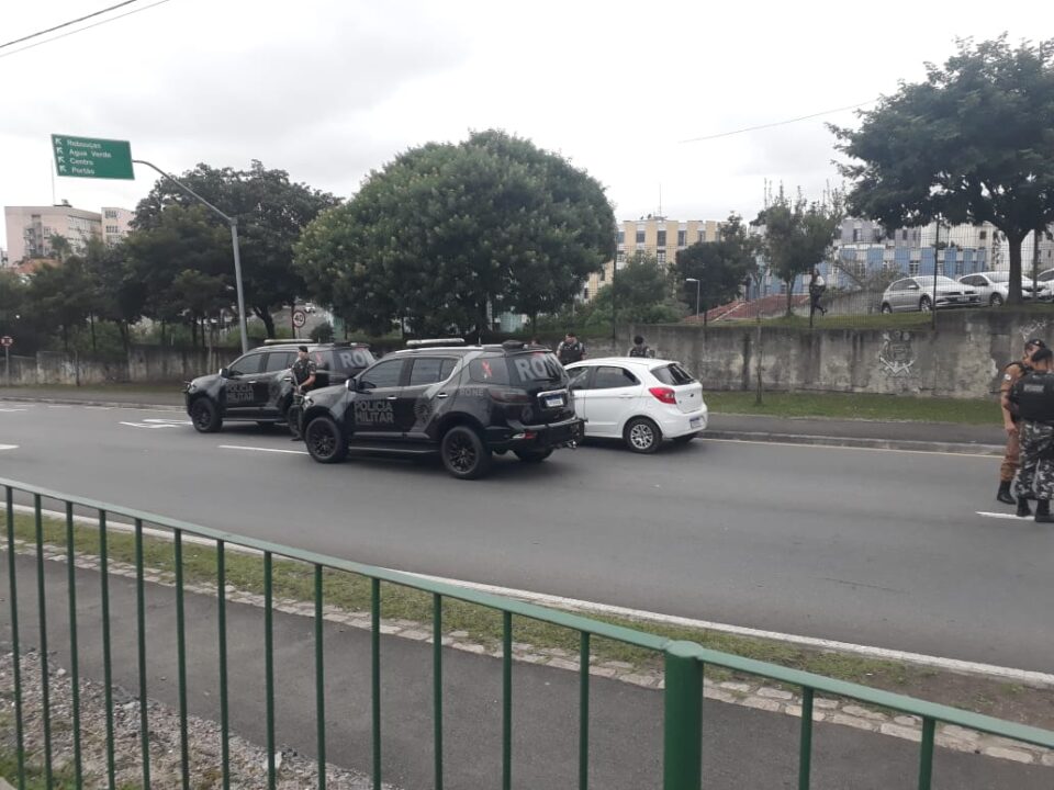 Suspeito em carro roubado morre em confronto no Jardim Botânico Suspeito em carro roubado morre em confronto no Jardim Botânico