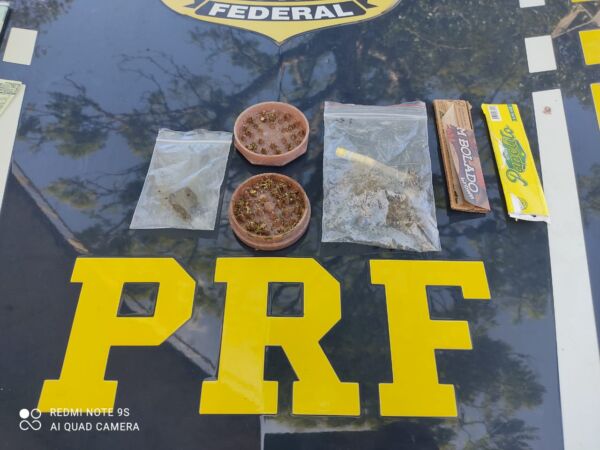 PRF flagra ocupantes de um veículo com haxixe e maconha em trecho da Dutra em Resende
