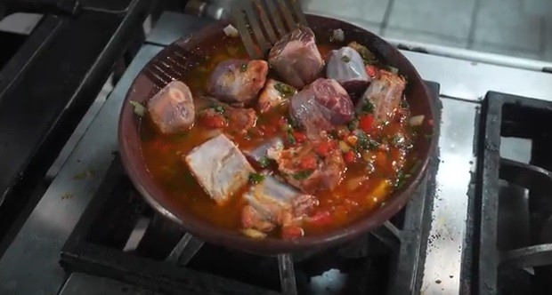 Aprenda a fazer um guisado de bode delicioso