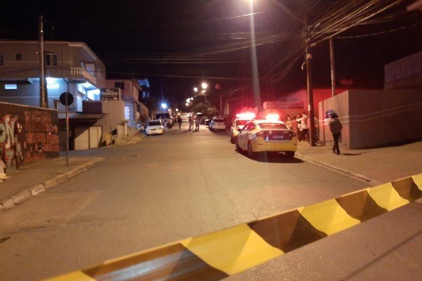Dona de bar é baleada no peito e atirador é morto em troca de tiros com a polícia em Campo Largo