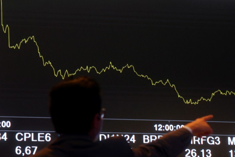 Ibovespa tem leve queda na contramão de NY, sob peso de Petrobras e bancos