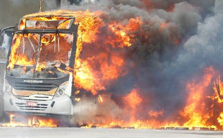 Um dos três ônibus incendiados na manhã desta terça-feira durante protesto pela morte de Cauã da Silva dos Santos, de 17 anos