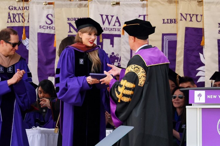 Taylor Swift, com beca e capelo, recebe doutorado honorário da Universidade de Nova York